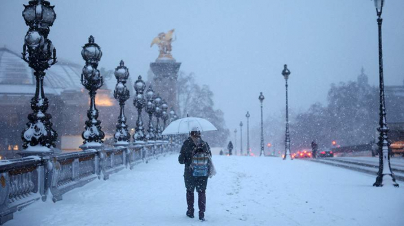 Во Франции 380 тыс. домов остались без света из-за циклона